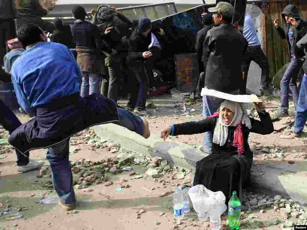 Bu qadın da müxalifət fəallarını su ilə təmin edir, 3 fevral 2011 - REUTERS/Goran Tomasevic