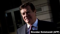 Пол Манафорт у здания федерального суда в Вашингтоне, 11 декабря 2017 года 