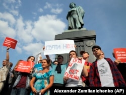 Акции протеста сторонников оппозиционного политика Алексея Навального – место, где вы гарантированно найдете оперативников Центра "Э"