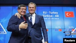 Türkiyənin baş naziri Ahmet Davutoğlu və Avropa İttifaqı Şurasının prezidenti Donald Tusk.