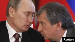 Владимир Путин и Игорь Сечин в Кремле в июле 2013 года 