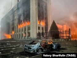 Жанып жатқан қала әкімдігінің қасында қалған өртенген автокөлік қаңқасы. 5 қаңтар 2022 жыл