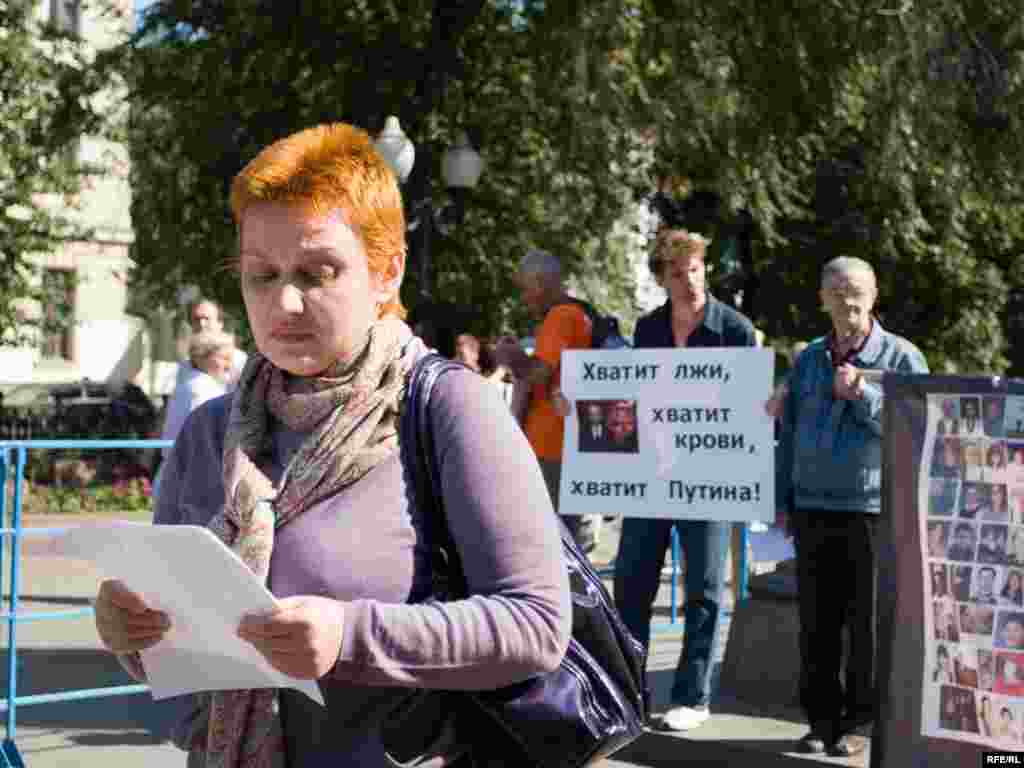 В рамках акции "Помнить, чтобы жизнь продолжалась" траурные акции прошли одновременно в девяти точках - на Дубровке, на улице Гурьянова и Каширском шоссе, в переходе на станции метро "Пушкинская" и других местах, где в разные годы произошли теракты. Поминальные службы пройдут во всех российских храмах.