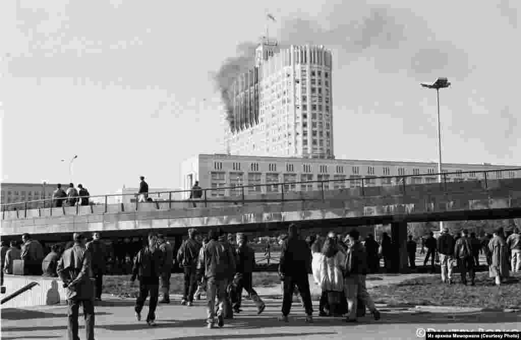 В Мемориале открылась выставка &quot;Москва, 1993. Четырнадцать дней осени&quot;, на которой представлены работы фотографа Дмитрия Борко из фотоальбома &quot;1991/1993&quot;.