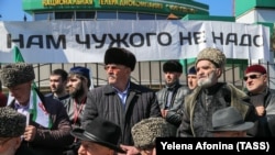 Участники митинга в Магасе